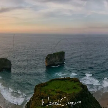 Mirando Llanes